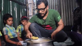 ১১টি জেলায় প্রতিদিন গড়ে এক হাজার শিশুকে এক বেলা করে খাওয়াচ্ছেন তারা।