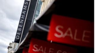 Магазин Debenhams со знаками распродажи за пределами