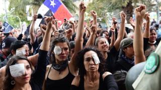 متظاهرون في تشيلي يرتدون عصابات على أعينهم