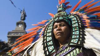 Hombre con atuendo azteca