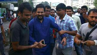 ইমরান এইচ সরকারকে ঘিরে ধরেছে নিরাপত্তা বাহিনীর সদস্যরা।