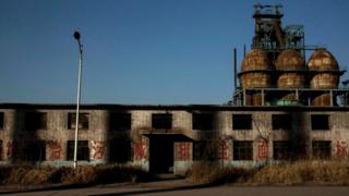 Сегодня многие государственные сталелитейные заводы закрылись и пустуют