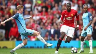 Mchezaji wa ManCity Kevin De Bryune na mwenzake wa man United Paul Pogba huku raheem sterling akiangalia