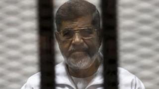 توفي الرئيس السابق محمد مرسي أثناء إحدى جلسات قضية "التخابر مع حماس"