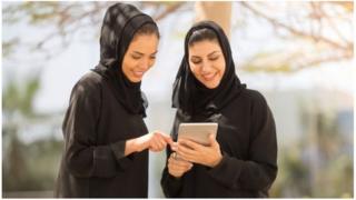 Mata sanye da rigunan abaya