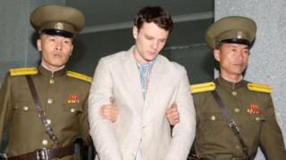 Түндүк Корея агитациялык плакатты уурдап кетүүгө аракет кылган деп 15 жылга эркинен ажыраткан америкалык студент Отто-Фридерик Уормбир.