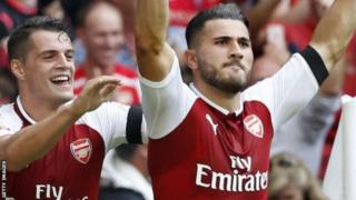 Sead Kolasinac (i buryo) yinjije igitsindo ciwe ca mbere mu mpera z'indwi iheze mu rukino rwa Community Shield