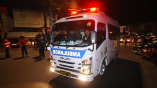 Mobil ambulans milik kepolisian tiba di lokasi kejadian ledakan di Pospam Kartasura, Sukoharjo.