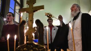 Поминальная служба в часовне около Ленинградского вокзала в Москве