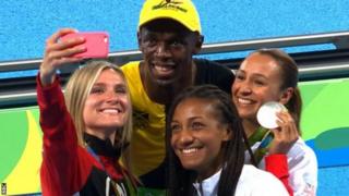 Bolt apiga 'selfie' na wanariadha wengine baada ya kushinda dhahabu katika mbio za mita 100, Rio 2016