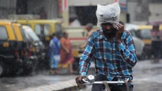 વરસાદમાં જતી એક વ્યક્તિ