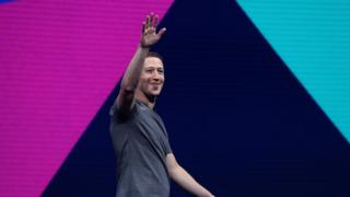 Генеральный директор Facebook Марк Цукерберг выступает с основным докладом на конференции разработчиков F8 в Facebook 18 апреля 2017 года в конференц-центре McEnery в Сан-Хосе, штат Калифорния