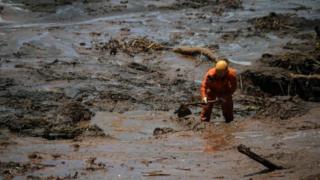 Bombeiro busca por vítimas em Brumadinho (MG)