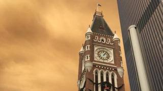 Cielos anaranjados en el centro de Perth.