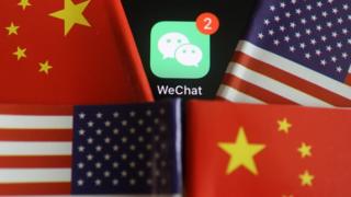 Приложение для обмена сообщениями WeChat замечено среди флагов США и Китая