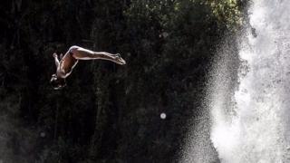 Orlando Duque, clavadista colombiano, en el Campeonato Mundial de Clavados en Lago Ranco, Chile