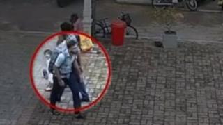 সিসিটিভি ফুটেজে দেখা যাচ্ছে একজন সন্দেহভাজন হামলাকারী পিঠে বিস্ফোরক নিয়ে গির্জায় ঢুকছে