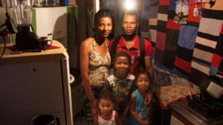Reginaldo, sua mulher e os três filhos em Paraisópolis