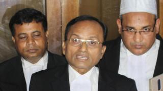 আদালতের বাইরে রায় সম্পর্কে সাংবাদিকদের জানাচ্ছেন ডেপুটি অ্যাটর্নি জেনারেল নজিবুর রহমান।