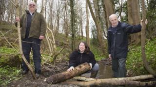 Ceiriog Jones и Bethan Roberts, которые обрабатывают верховья реки Clwyd с Gwyn Rowlands (справа), от Cadwyn Clwyd