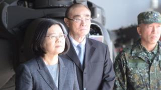 蔡英文在12月30日视察了陆军航空兵,并听取了军方汇报。