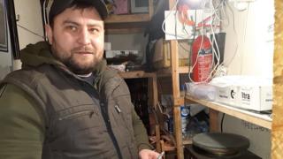 Олег у своїй майстерні