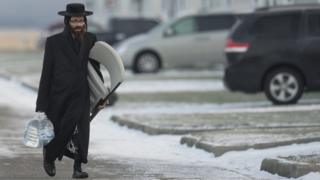 Membro da comunidade Lev Tahor se deslocando no Canadá