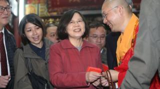 蔡英文(中)在台北觉修宫参拜(台湾中央社图片28/1/2017)
