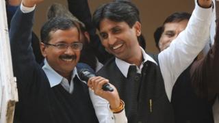 અરવિંદ કેજરીવાલ અને કુમાર વિશ્વાસની તસવીર