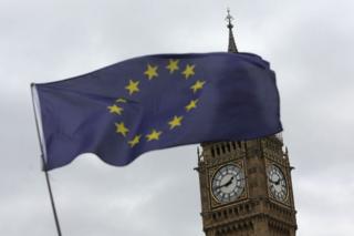 Bandera de la Unión Europea ondea ante el Big Ben en Londres.