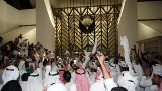 لحظة اقتحام مجلس الأمة الكويتي 2011