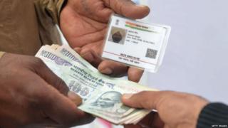 आधारला मोबाईल नंबरशी जोडणं बंधनकारक नाही?