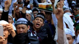 Demonstran memprotes pembakaran bendera Tauhid.
