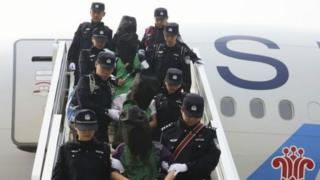 去年,在肯尼亞,馬來西亞,亞美尼亞和柬埔寨都台籍人士因涉嫌跨國界電信詐騙被送到中國大陸。