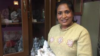 मूर्ति देखाउँदै सुर्ज बज्राचार्य