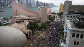 “撑警大会”前夕 香港警方查获大批爆炸物——革命来了！