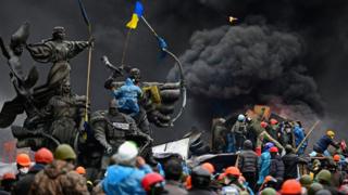 Протестувальники на тлі барикад і диму