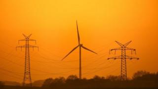 Torres eléctricas y un aerogenerador