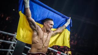 Усик празднует победу над Хуком