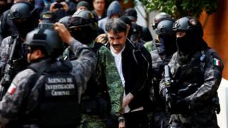 Dámaso López es llevado detenido
