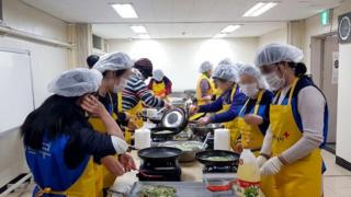 24일 대한적십자사 서울지사 중앙봉사관에서 '설맞이 통일 떡국 나눔 봉사활동'에 참여한 하나원 교육생들