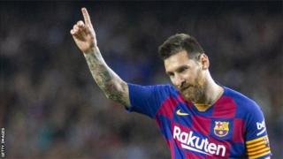 Mu mpera y'icyumweru gishize, Messi yatsinze igitego cye cya 420 muri shampiyona ya La Liga ku mupira w'umuterekano (coup franc/free kick), mu mukino Barcelone yanyagiye Sevilla ibitego 4 - 0