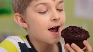 Мальчики едят шоколадный кекс