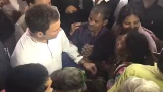 રડતા લોકો વચ્ચે રાહુલ ગાંધી