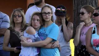 Familiares do lado de fora da escola Santa Fe High School