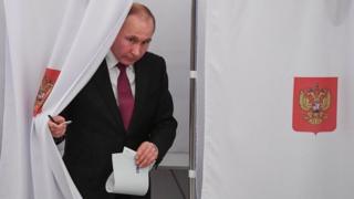 Prezida Vladimir Putin asanzwe ari ku butegetsi yitezwe gutsindira ikindi kiringo