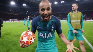 Lucas Moura celebra.