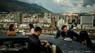 Un bar en la azotea de un edificio de Chacao.