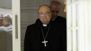 Архиепископ Мальты Чарльз Шиклуна встречает жертв в Чили