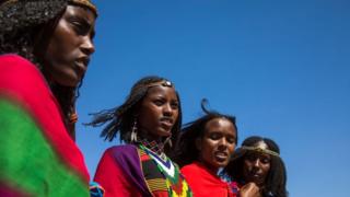 Girl wey wia dia traditional African attire